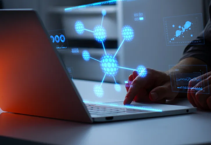 パソコンで作業する人物の手元