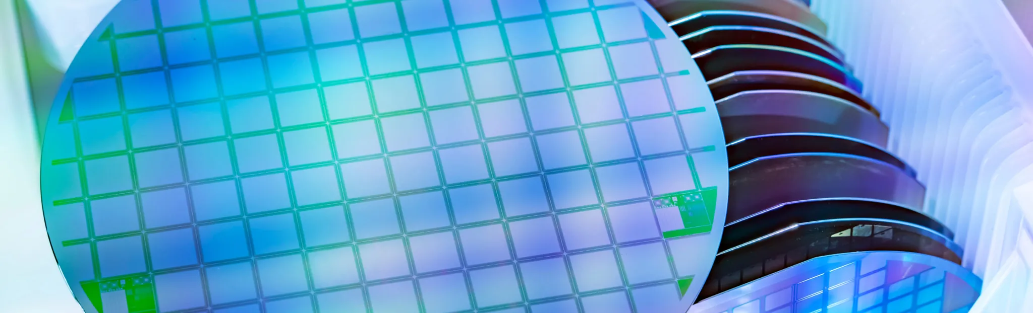 カセットに整然と収納された複数のシリコンウエハー