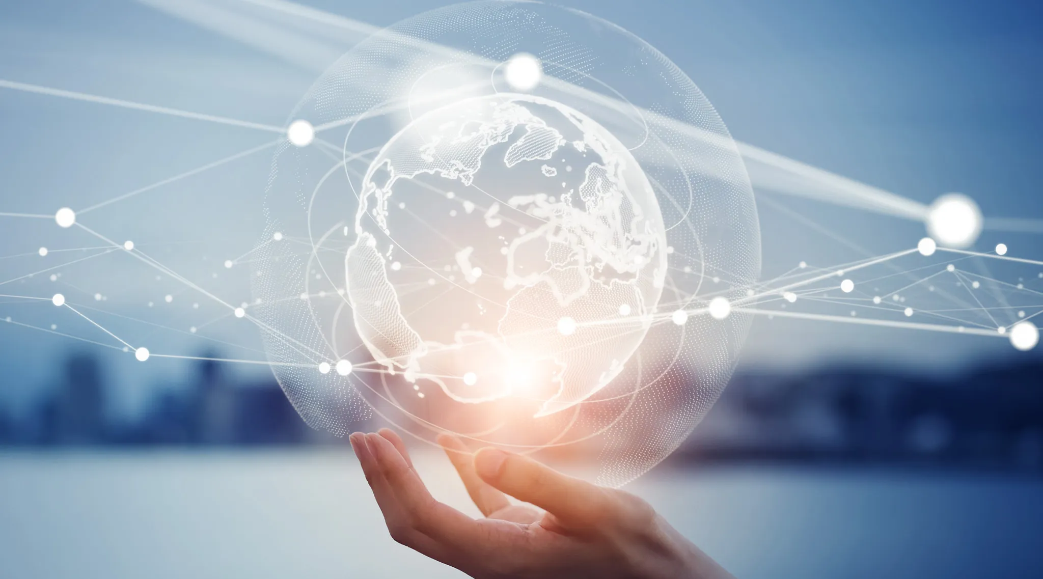 手の上に浮かぶ地球とネットワーク