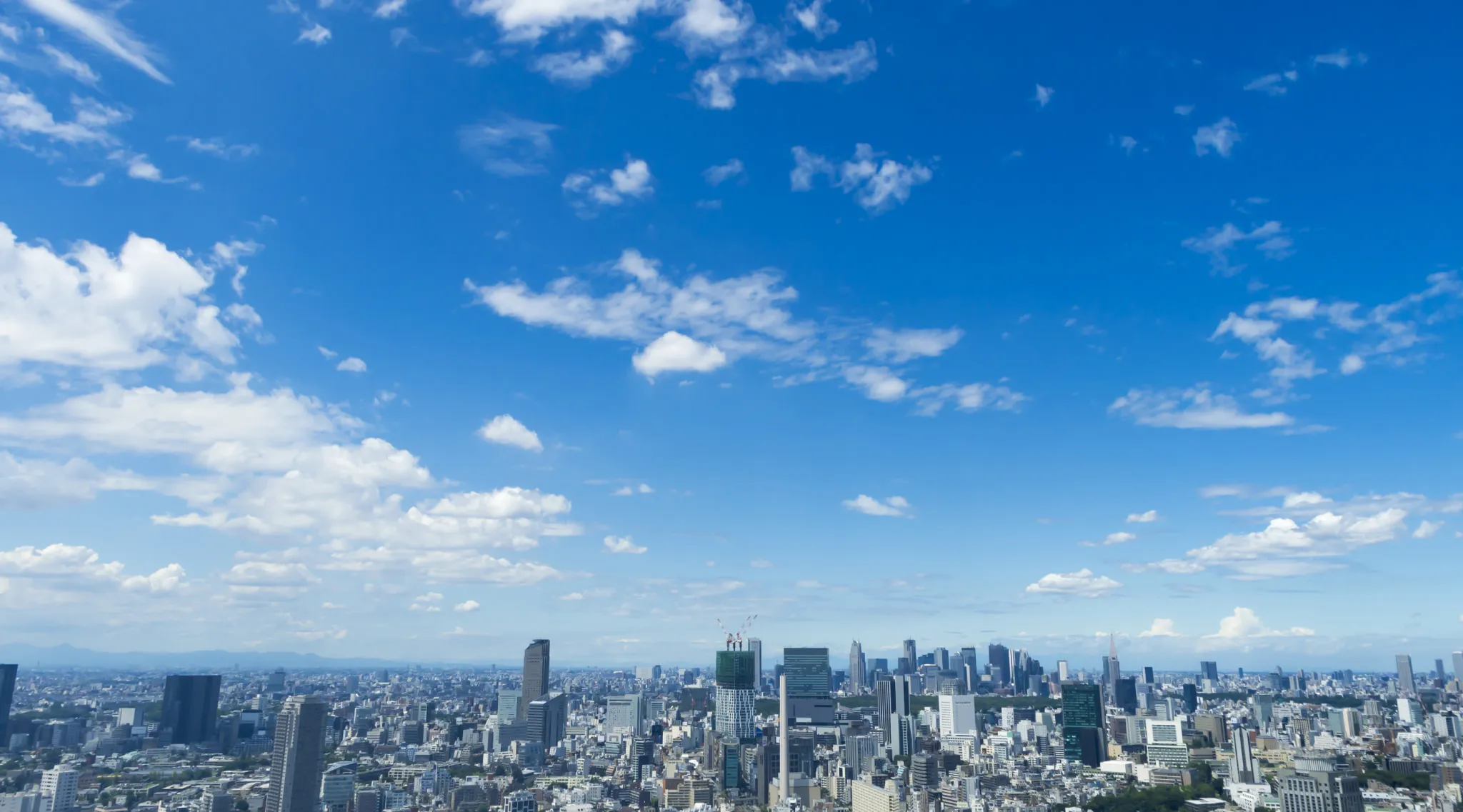 青空と都市の風景