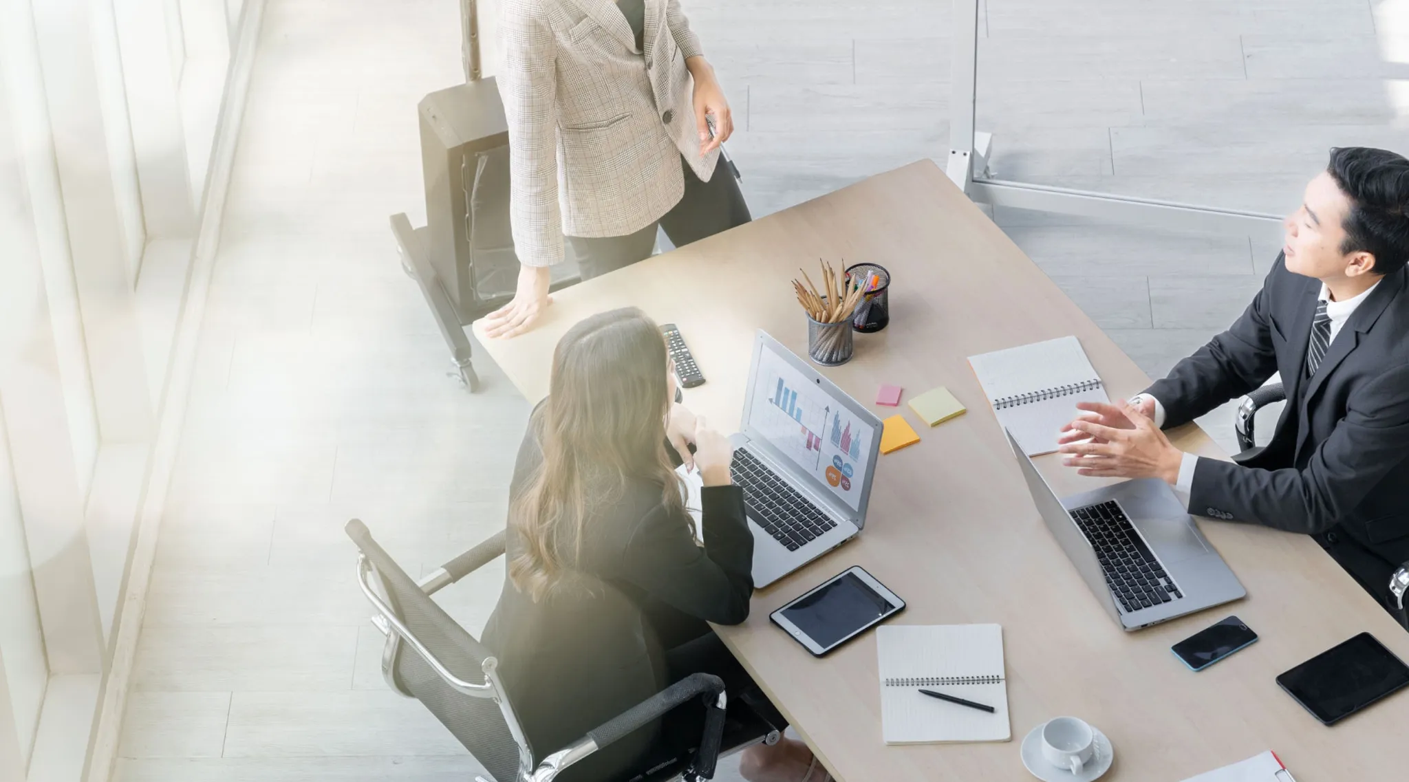 会議中のビジネスパーソン