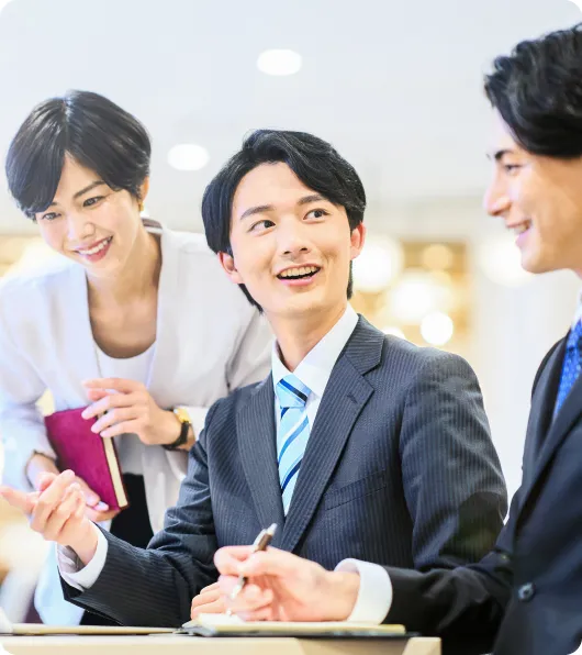 笑顔で働く社員