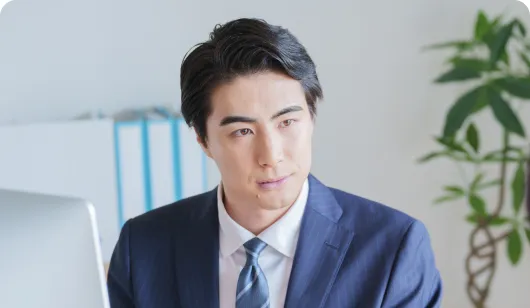 オフィスで働く社員