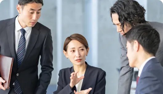 会議で議論するメンバー