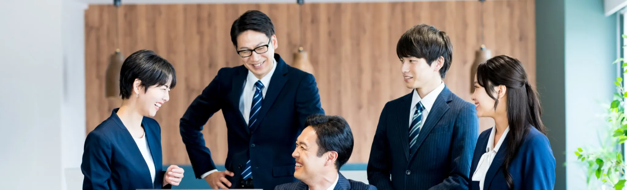 仕事中のビジネスチームが談笑する様子
