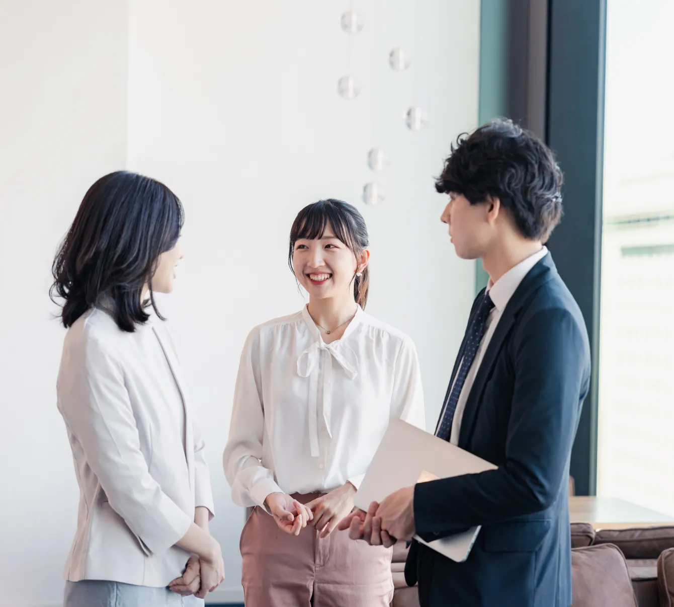 地球のデジタル地図とネットワークの前に立つ人々（リスク管理・ガバナンスのイメージ）