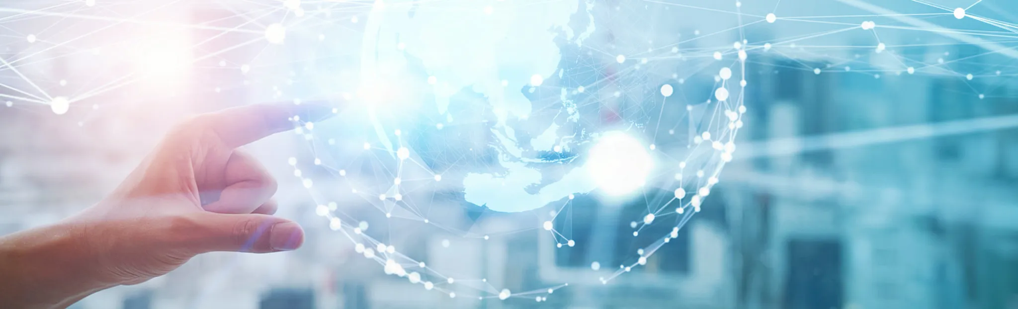 指先が地球のデジタルネットワークに触れる様子